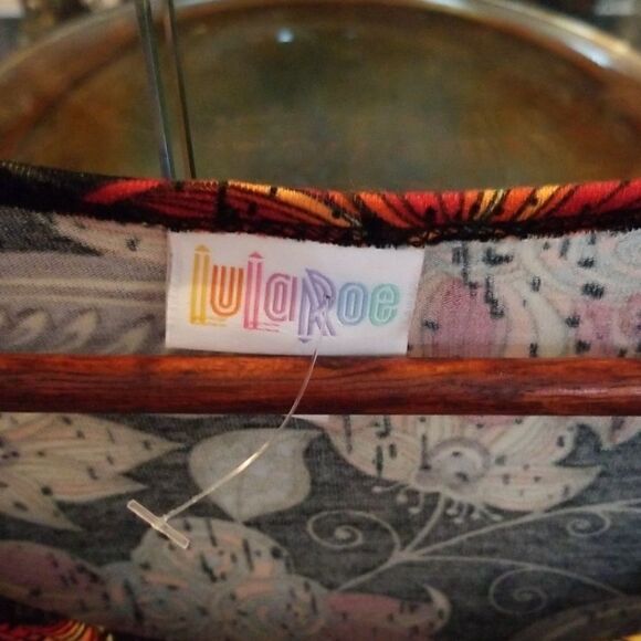 DARLING LULAROE XS TOP!!! NEW WITHOUT TAGS!!! - Picture 2 of 8